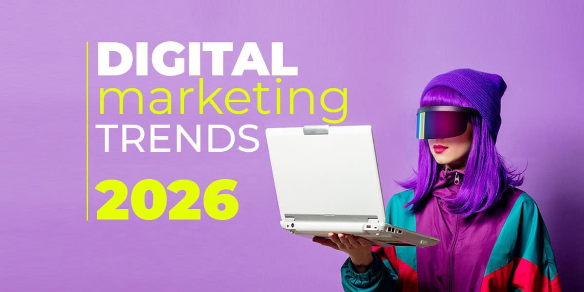 Digital Marketing Trends 2026 — жена с лаптоп на лилав фон, символ на бъдещите тенденции в дигиталния маркетинг.