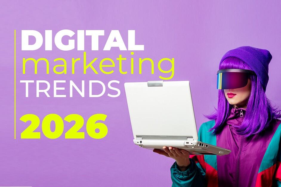 Digital Marketing Trends 2026 — жена с лаптоп на лилав фон, символ на бъдещите тенденции в дигиталния маркетинг.